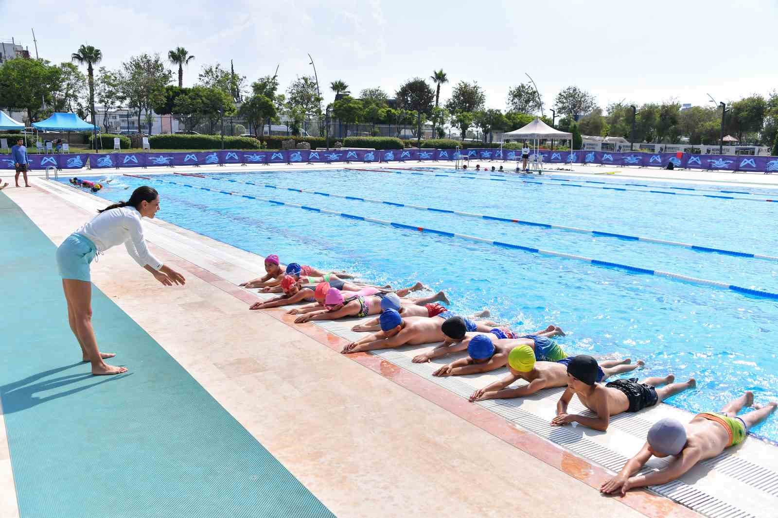 Mersin&rsquo;de 7&rsquo;den 77&rsquo;ye herkes y&uuml;zme kurslarında buluşuyor