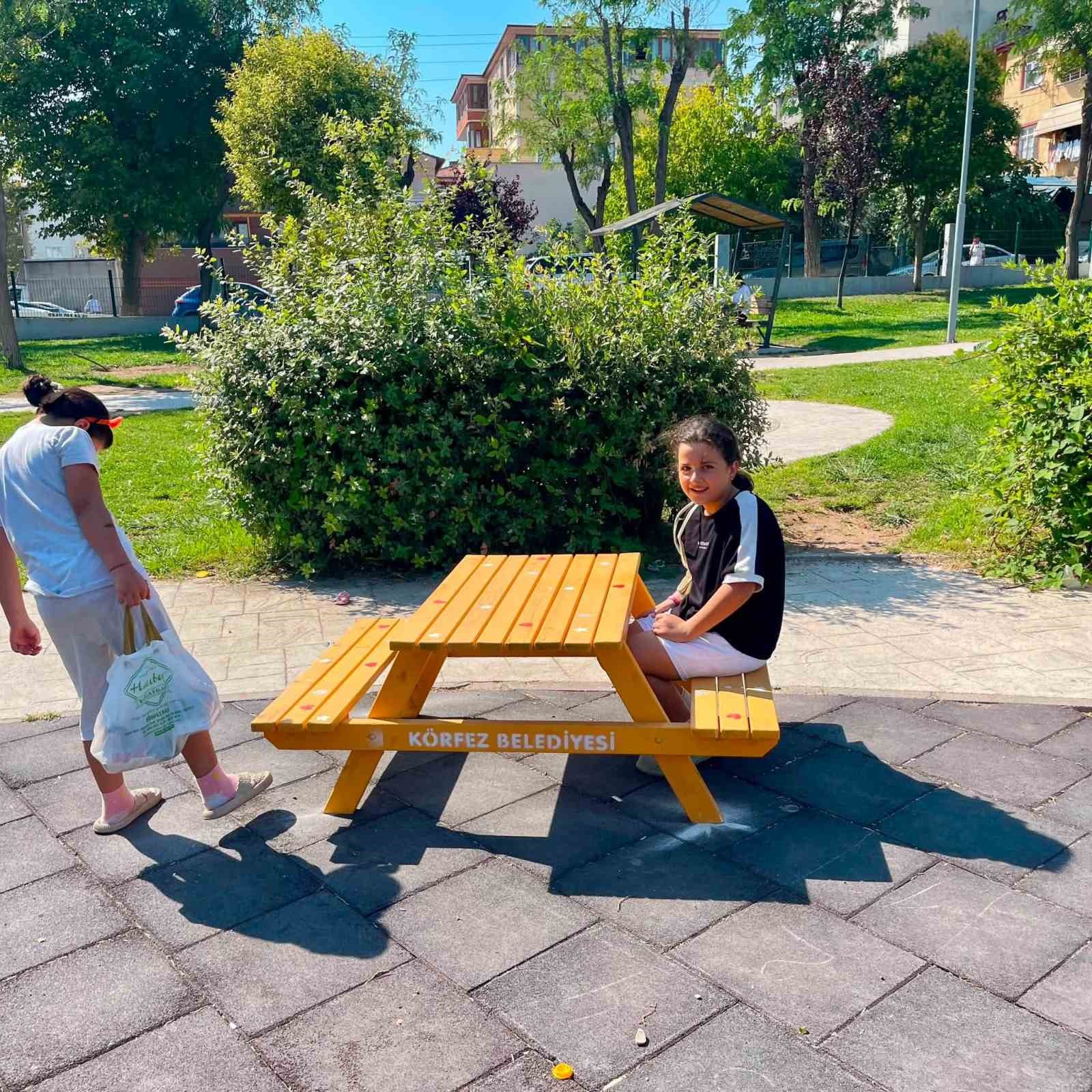 &Ccedil;ocuklar i&ccedil;in parklara &ouml;zel oturma grupları yerleştiriliyor