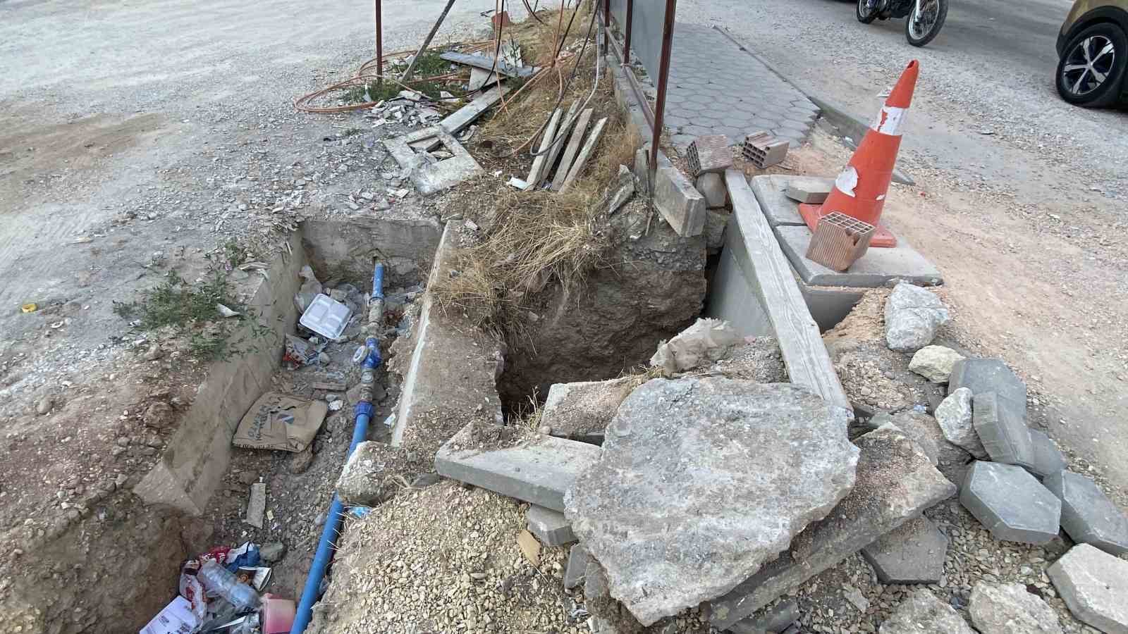 İnşaat &ccedil;evresindeki kaldırımda oluşan derin g&ouml;&ccedil;&uuml;kler muhtemel kazalara davetiye &ccedil;ıkarıyor