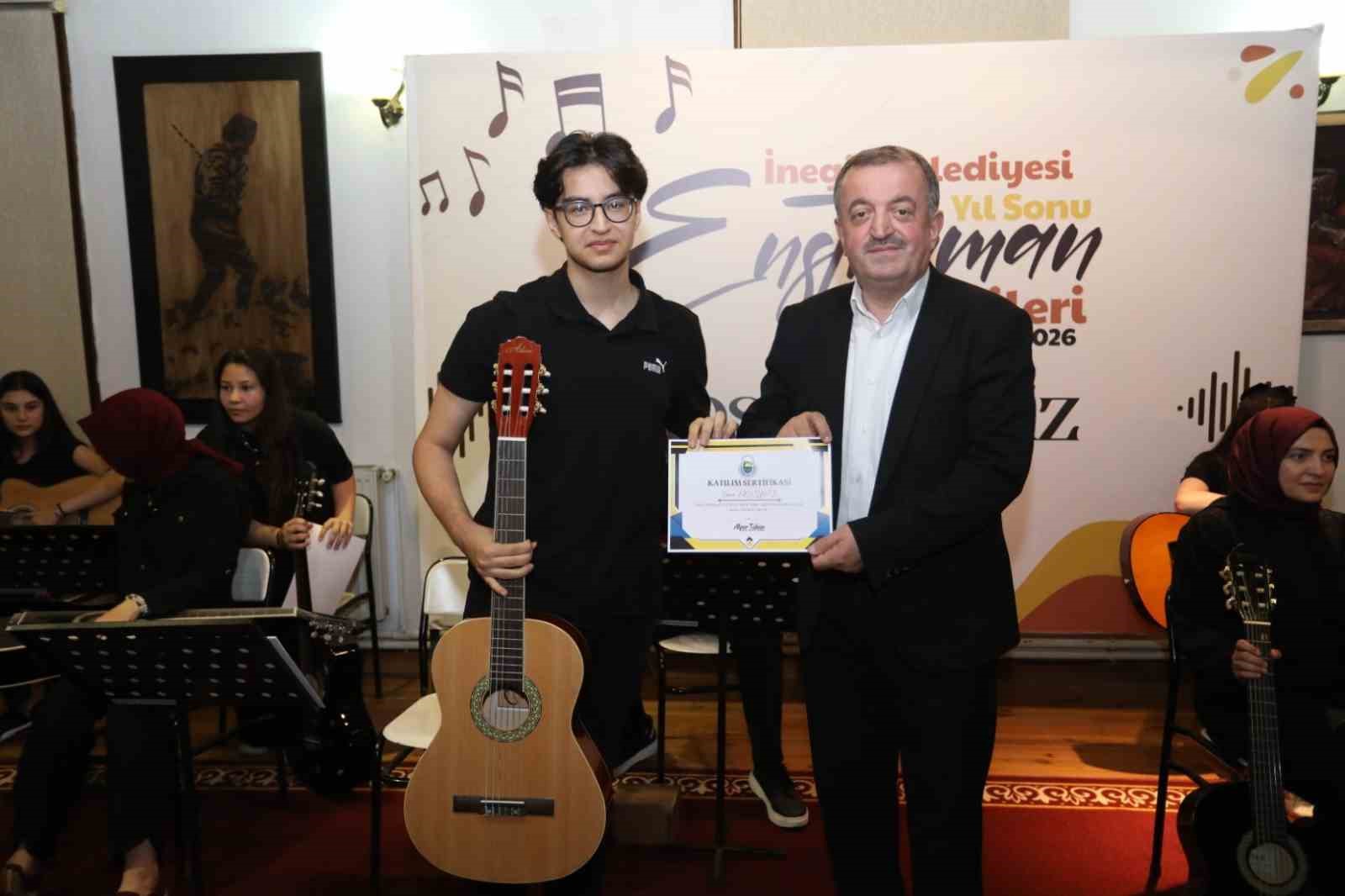 İneg&ouml;l Belediyesi&rsquo;nin gitar kursu kursiyerleri sertifikalarını aldı