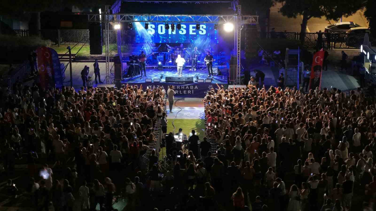 Sevilen sanat&ccedil;ı Sonses, Mimar Sinan Parkı&rsquo;nda Aydınlılarla buluştu