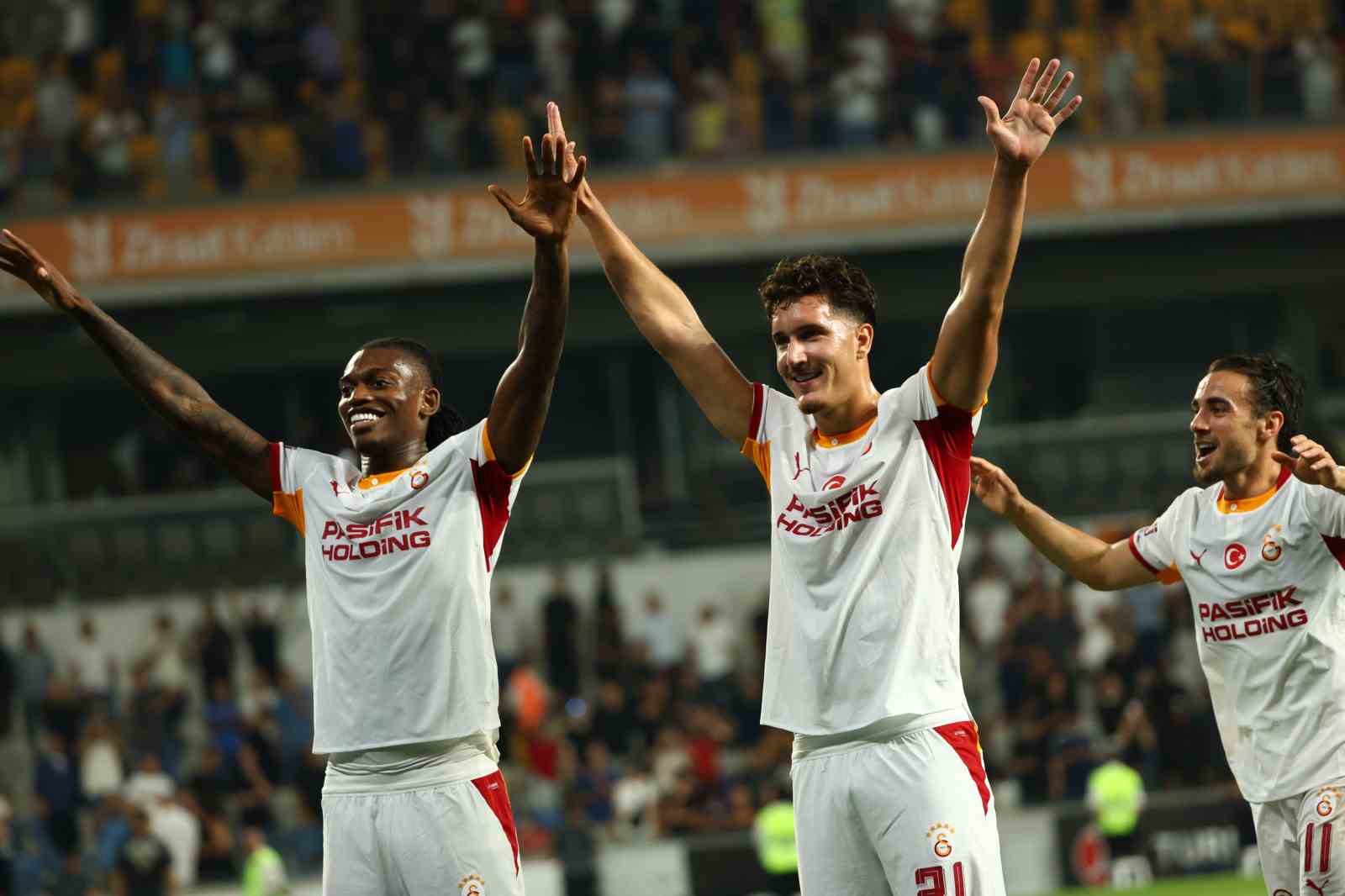 Galatasaray&rsquo;da ma&ccedil; sonu &uuml;&ccedil;l&uuml;s&uuml; Rafael Leao ve Deniz G&uuml;l&rsquo;den