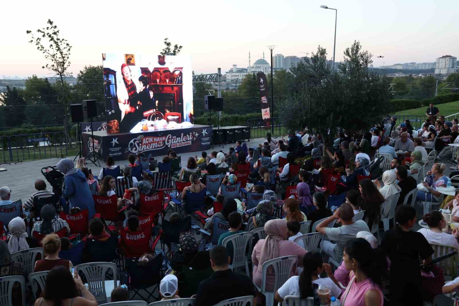 K&uuml;&ccedil;&uuml;k&ccedil;ekmece&rsquo;de A&ccedil;ık Hava Sinema G&uuml;nleri &lsquo;Neşeli G&uuml;nler&rsquo; ile başladı