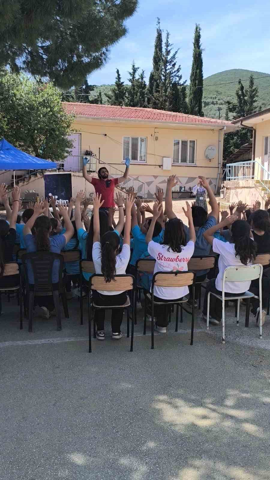 K&ouml;y okullarında bilimsel yolculuk