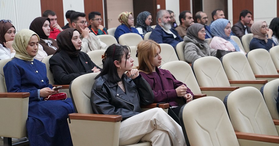 ET&Uuml;&rsquo;de "Ter&ouml;rs&uuml;z T&uuml;rkiye: Tarihsel s&uuml;re&ccedil;, demokratikleşme ve hukuk devleti" paneli d&uuml;zenlendi
