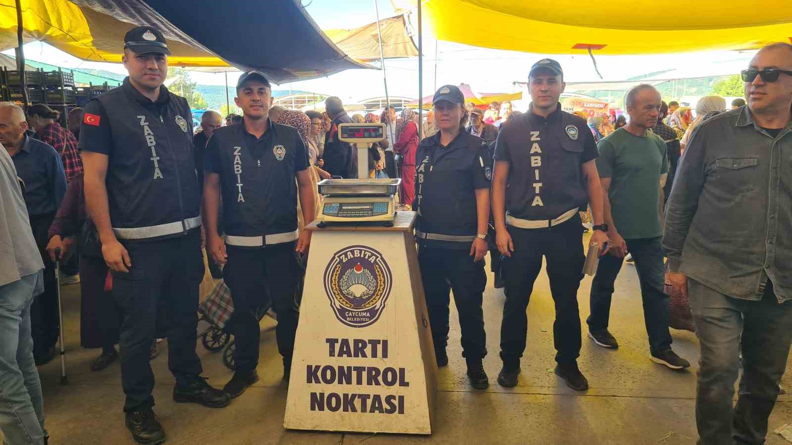 Zabıta ekiplerinden halk pazarında sıkı denetim