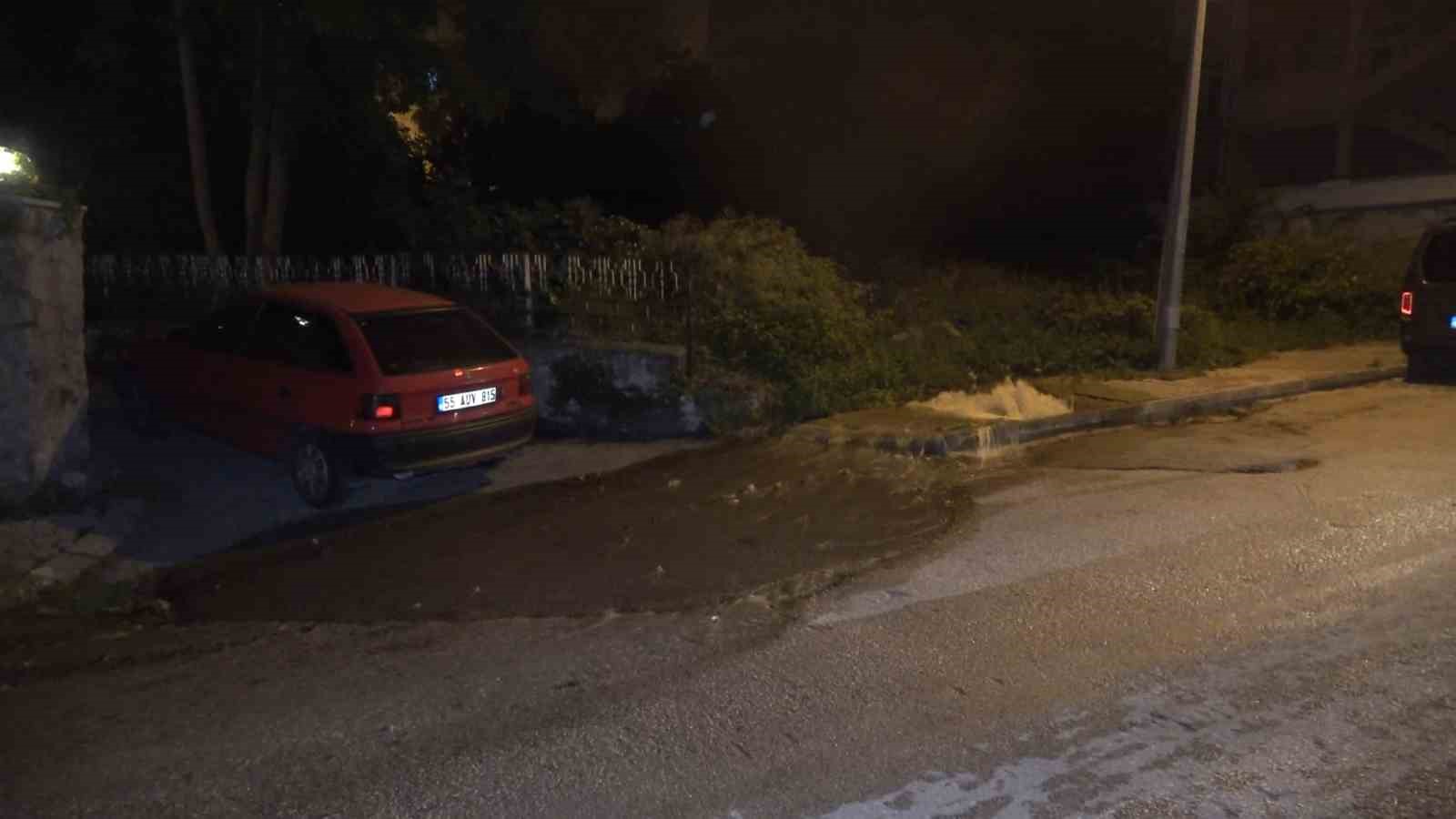 Samsun&rsquo;da su borusu patladı, yolda su birikintileri oluştu