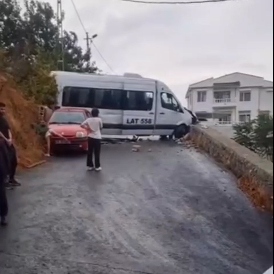 Sarıyer&rsquo;de okul servisi duvara &ccedil;arptı: 1 yaralı