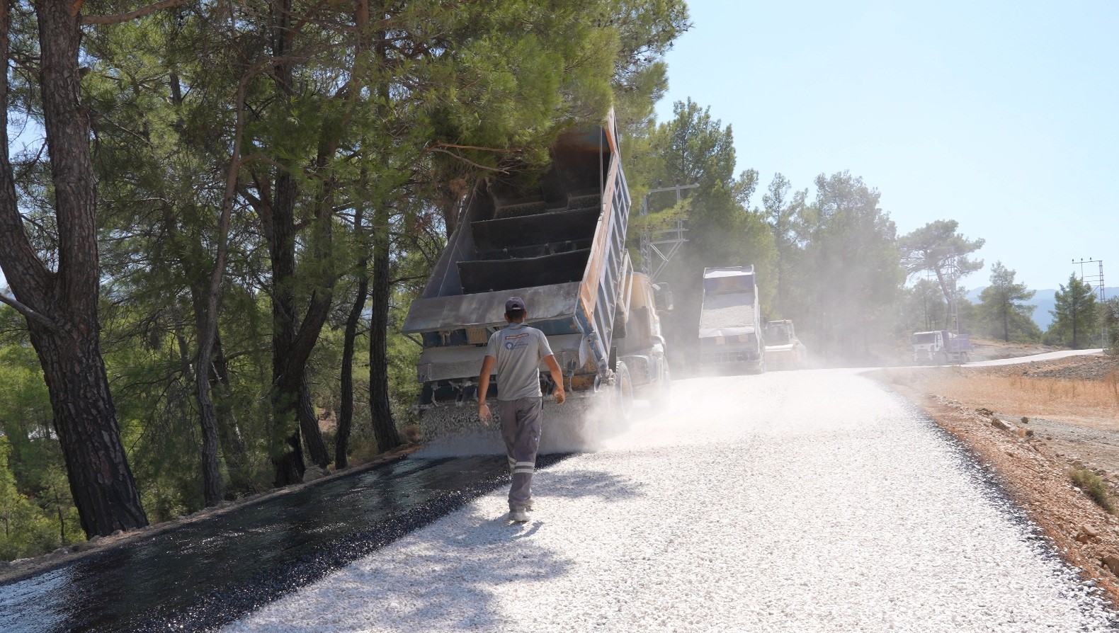 Kaş&rsquo;ın &uuml;&ccedil; mahallesini bağlayan 16 kilometrelik yol asfaltlanıyor