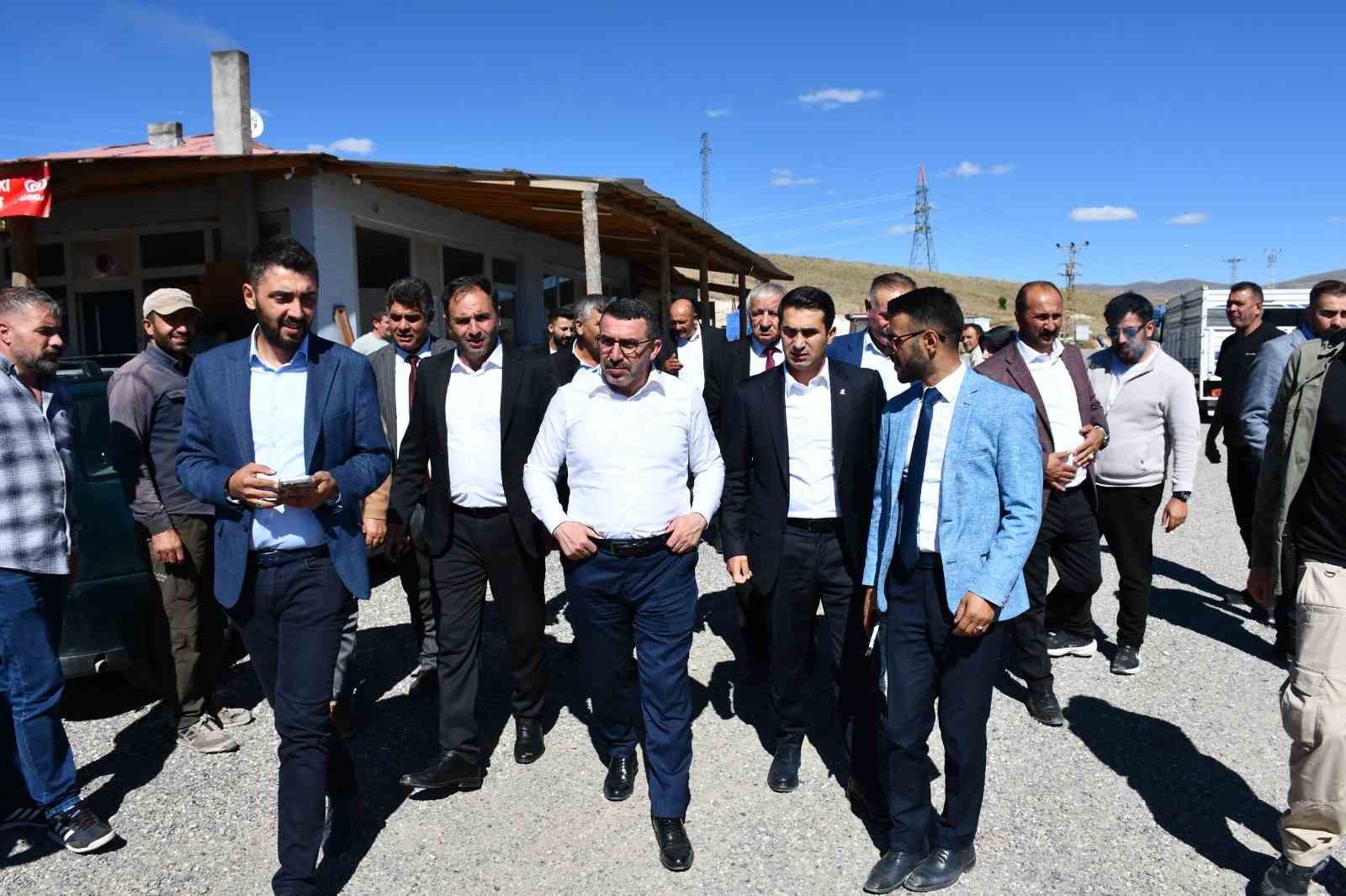 AK Parti heyetinden Sarıkamış&rsquo;ta g&ouml;vde g&ouml;sterisi: Teşkilat buluşması ve yatırımlar sahada incelendi