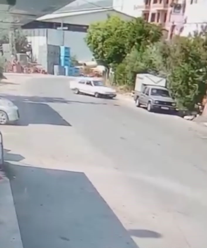Virajı alamayan s&uuml;r&uuml;c&uuml;n&uuml;n park halindeki araca &ccedil;arptığı anlar kamerada
