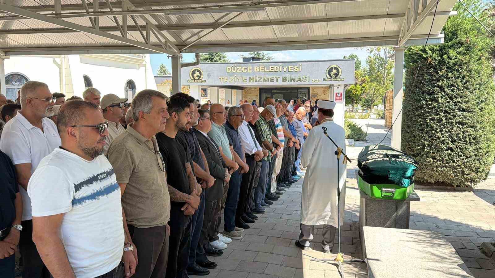 D&uuml;zceli gazetecinin annesi son yolculuğuna uğurlandı