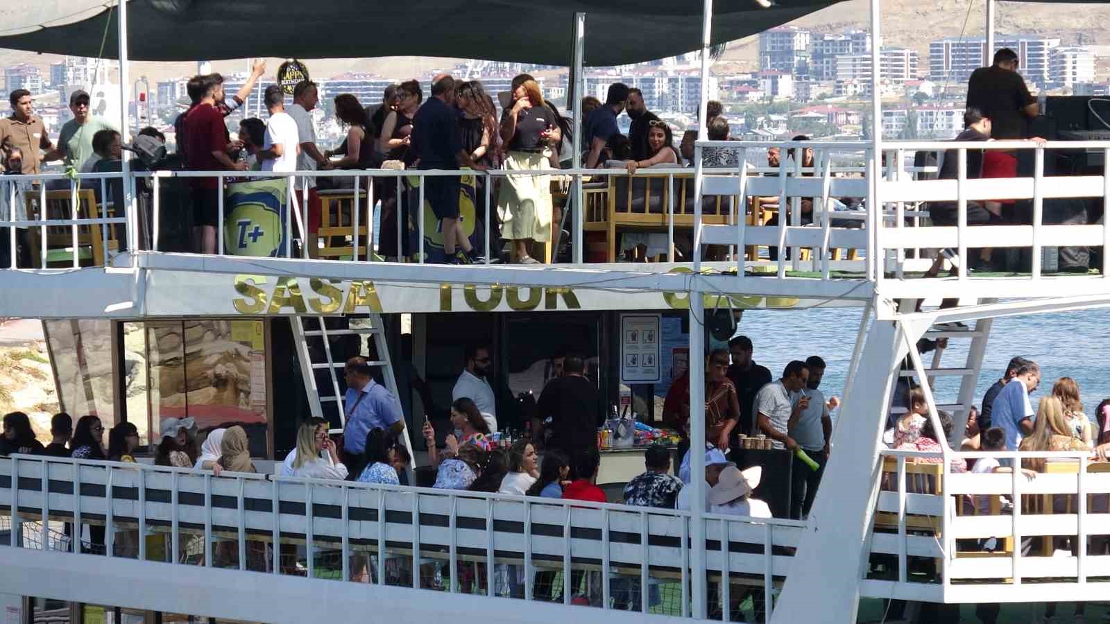 Savaşa rağmen İranlı turistlerin Van ilgisi s&uuml;r&uuml;yor