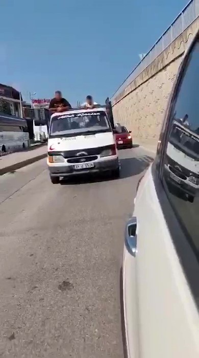 İzmit&rsquo;te trafikte "sıkıştırma" kavgası