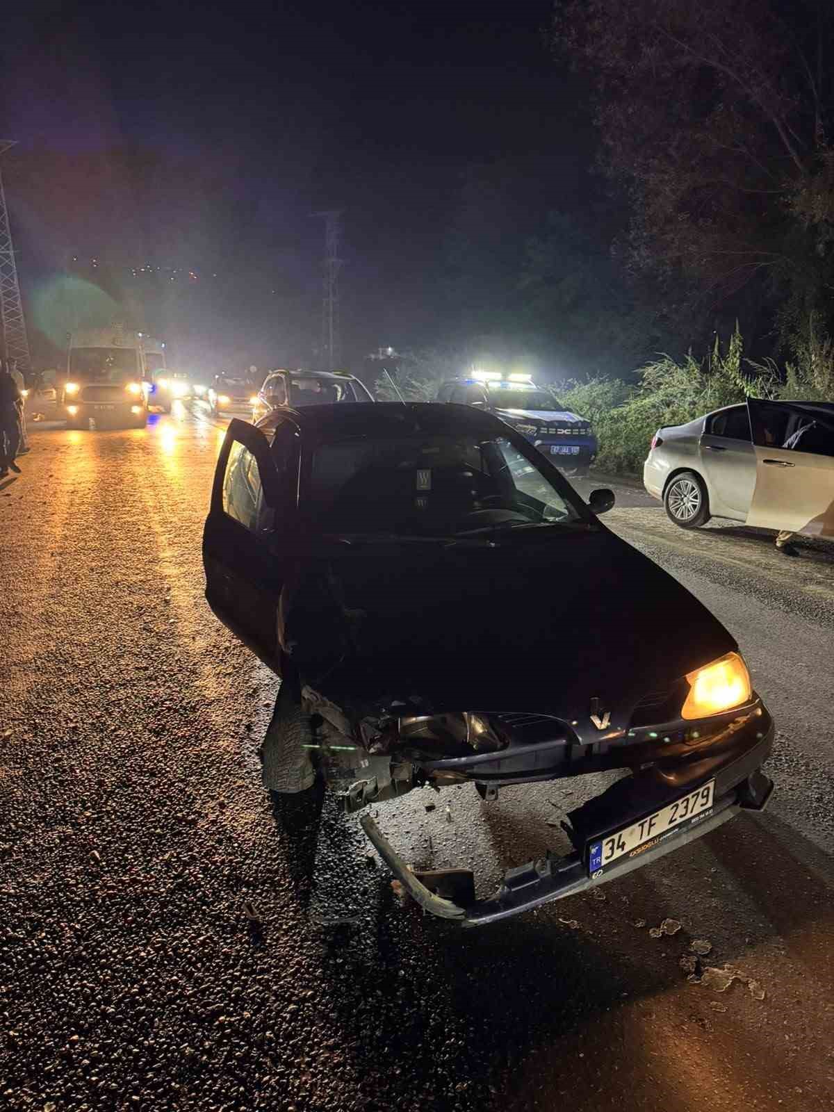 Otomobil ve motorsiklet kafa kafaya &ccedil;arpıştı;2 yaralı