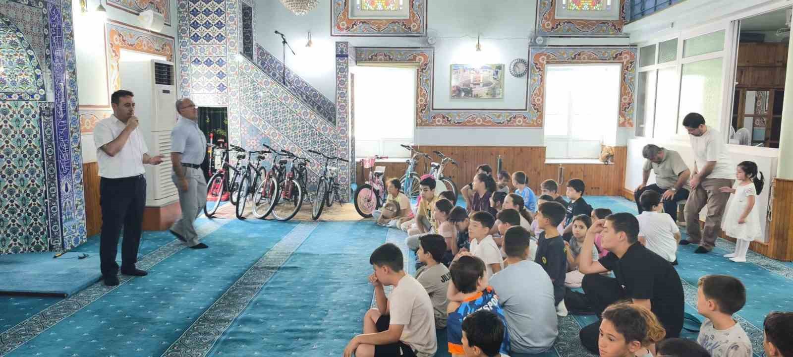 &Ccedil;ine&rsquo;de Kur&rsquo;an &ouml;ğrenen &ouml;ğrenciler bisikletlerle &ouml;d&uuml;llendirildi