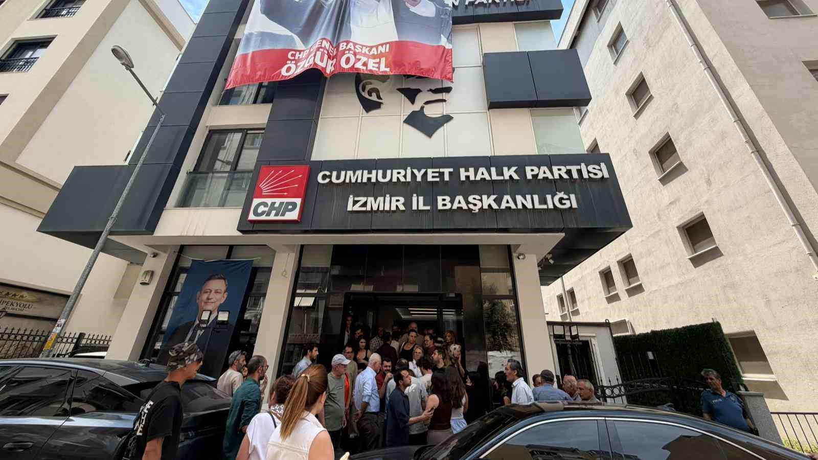 CHP İzmir İl Başkanlığı&rsquo;nda &rsquo;Karanfil&rsquo; gerginliği