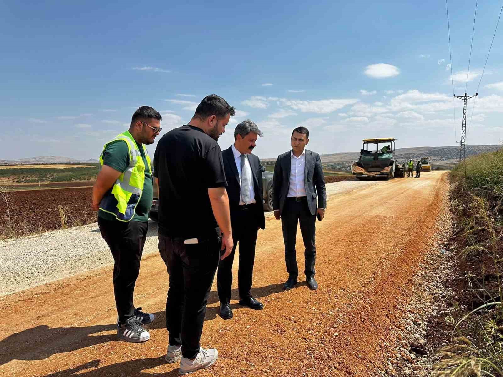 Kaymakam Aslan, asfalt &ccedil;alışmasını inceledi