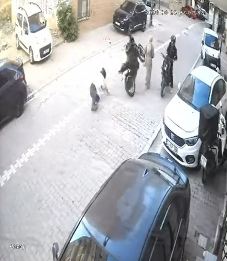 Gaza fazla basınca motosiklet &ouml;n kaldırarak ileri fırladı, yoldan ge&ccedil;en kadına &ccedil;arptı