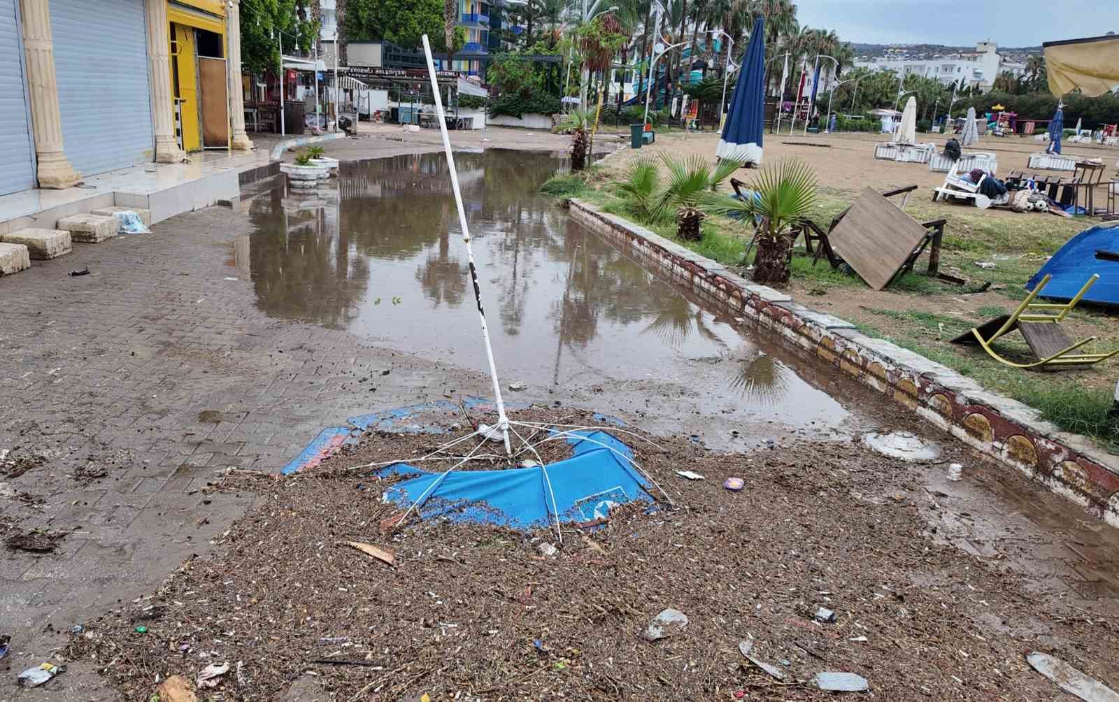 Mersin&rsquo;de sağanak: Su taşkınları yaşandı
