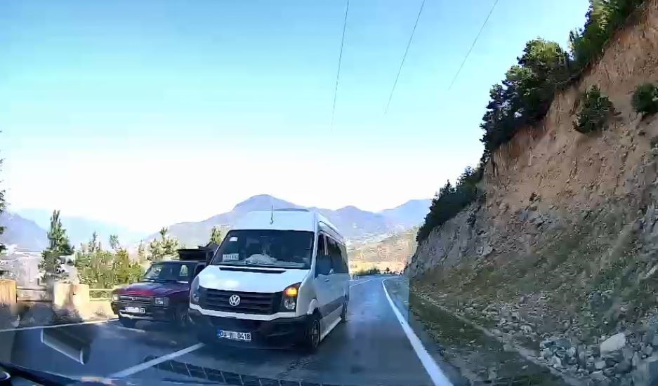 Yolcu minib&uuml;s&uuml;n&uuml;n hatalı sollaması kamerada