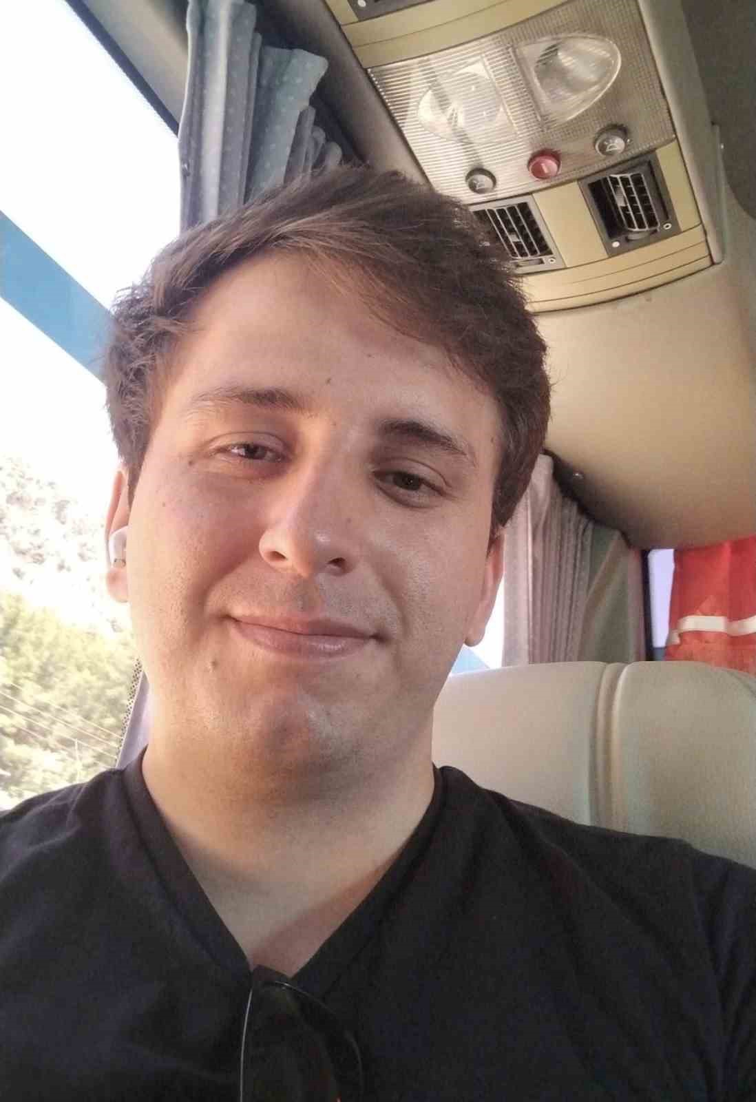 Batan y&uuml;k gemisinde kaybolan 26 yaşındaki makinistin ailesi umutla haber bekliyor