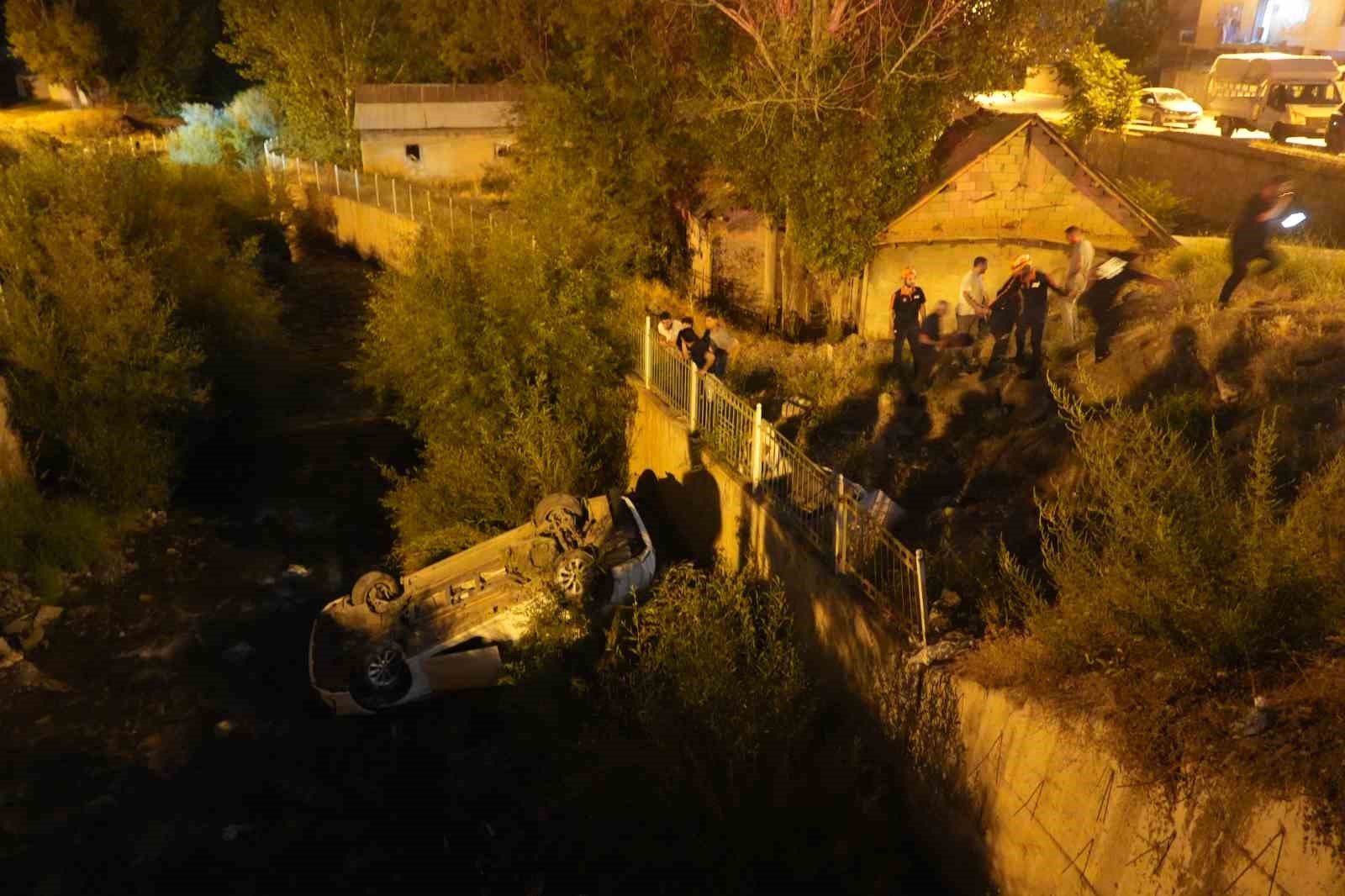 K&ouml;pr&uuml;den u&ccedil;an otomobilde 2 kişi yaralandı