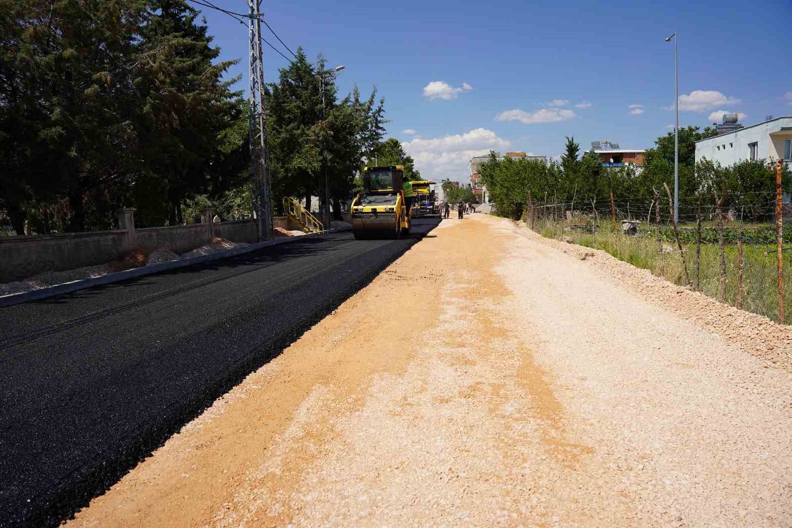 Kahta Belediyesi yılın ilk asfalt serimini ger&ccedil;ekleştirdi