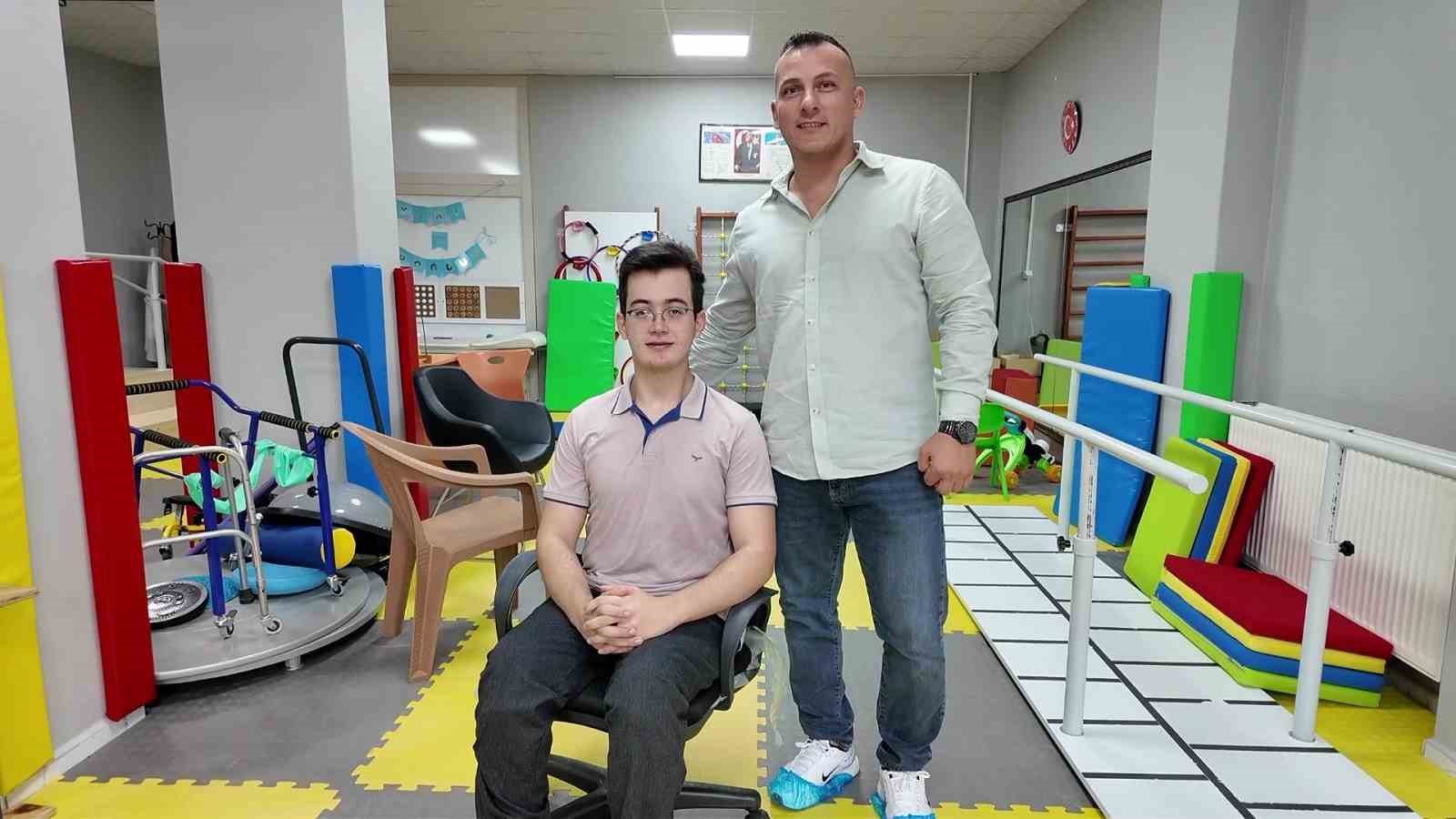 Engelli gencin azim dolu hikayesi: Y&uuml;r&uuml;meyi başardı, tıp fak&uuml;ltesini tam burslu kazandı