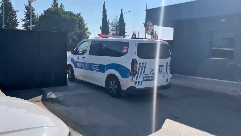 Vatandaşlara zorla hesap a&ccedil;tırıp kara para aklayan şahıslara baskın