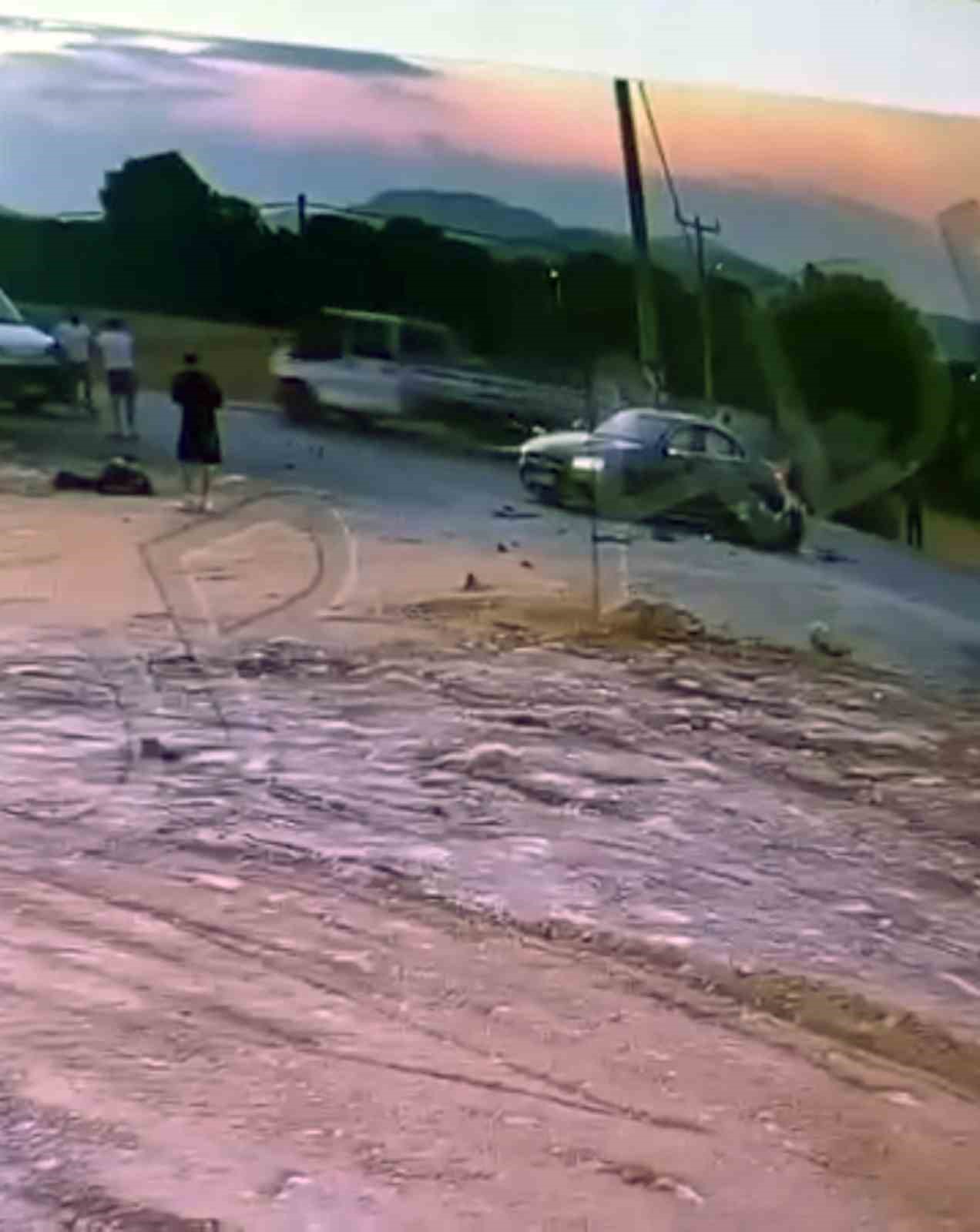 Motosiklet s&uuml;r&uuml;c&uuml;s&uuml;n&uuml;n &ouml;ld&uuml;ğ&uuml; kazanın g&ouml;r&uuml;nt&uuml;leri ortaya &ccedil;ıktı
