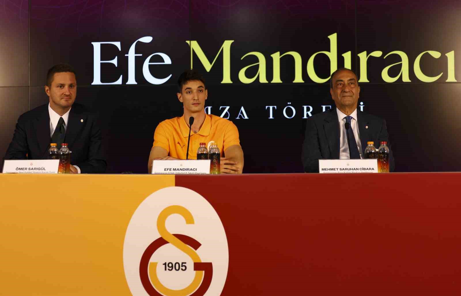 Galatasaray, yeni transferi Efe Mandıracı i&ccedil;in imza t&ouml;reni d&uuml;zenledi