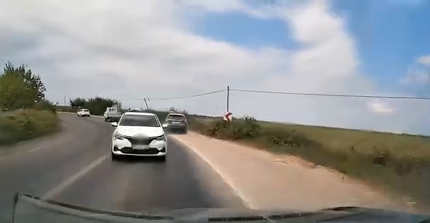 Bursa&rsquo;da viraja hızlı giren otomobil kazaya sebep oldu: O anlar kamerada