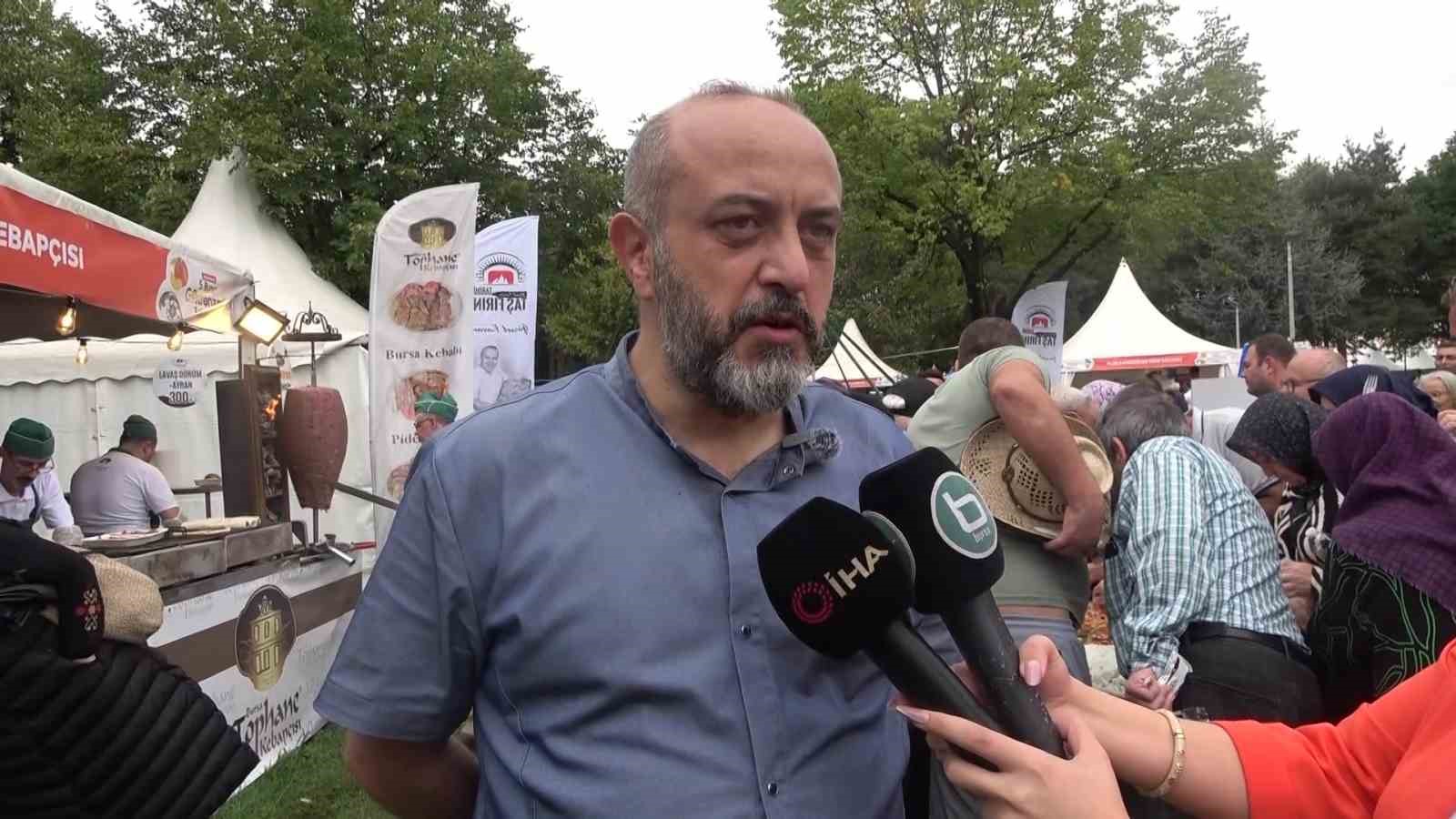 Üç metrelik tabakta Bursa kebabı ikramı