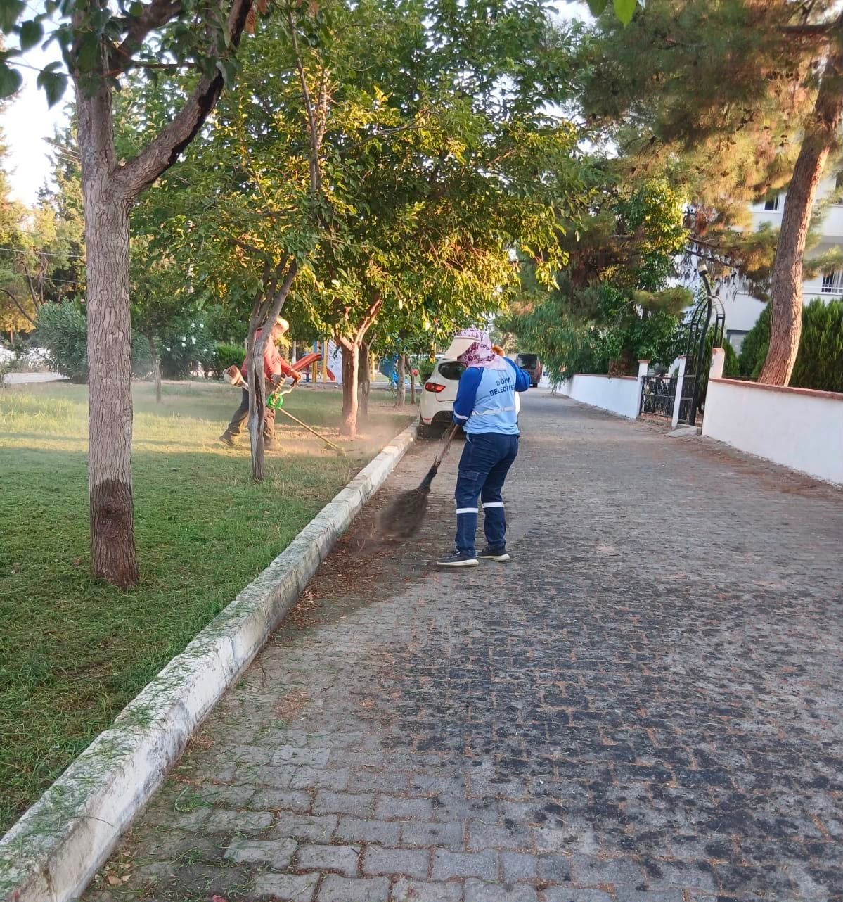 Didim Belediyesi kent genelinde ot bi&ccedil;me ve budama &ccedil;alışmalarını s&uuml;rd&uuml;r&uuml;yor