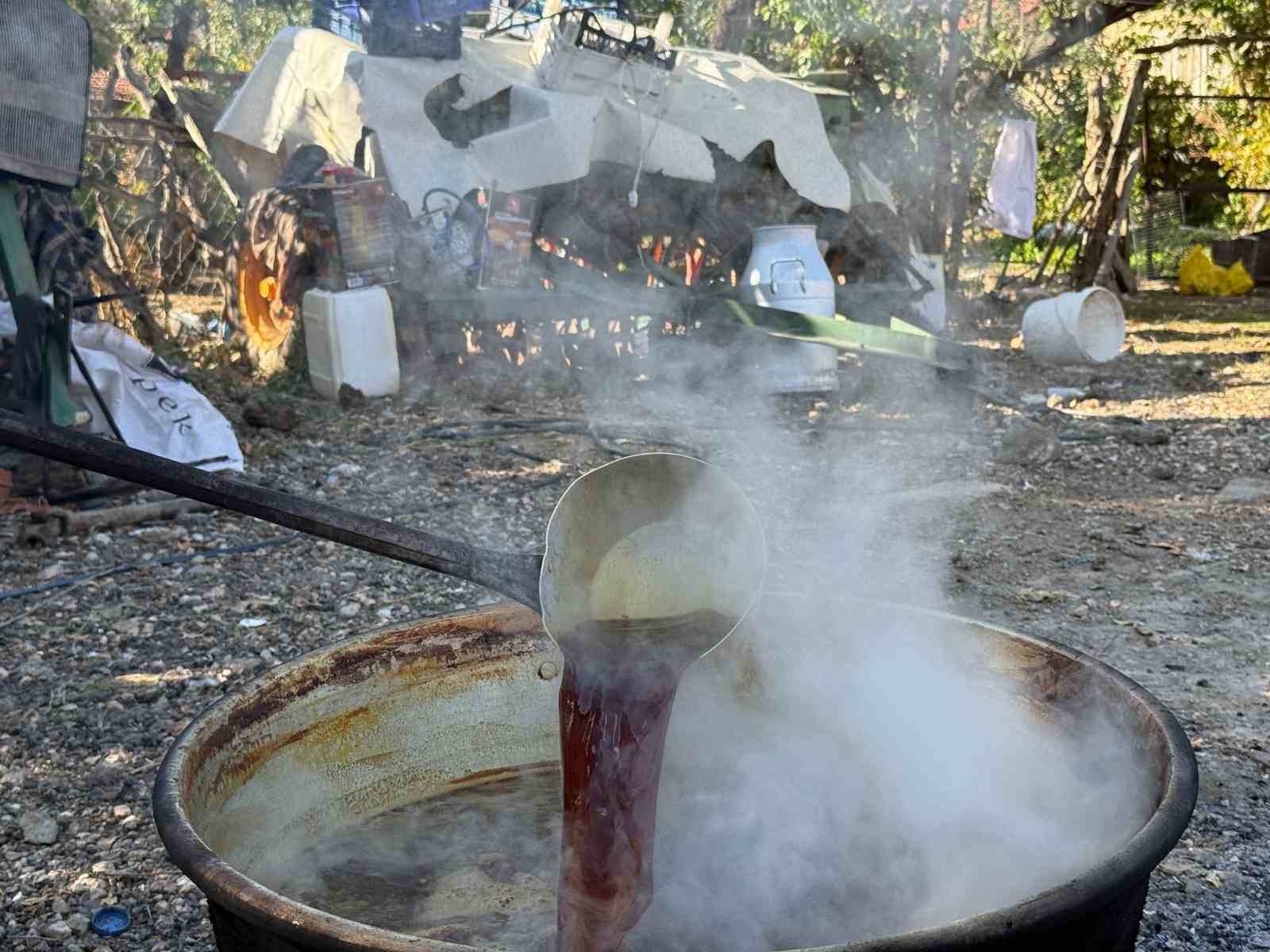 Eskişehir&rsquo;de geleneksel y&ouml;ntemlerle pekmez mesaisi