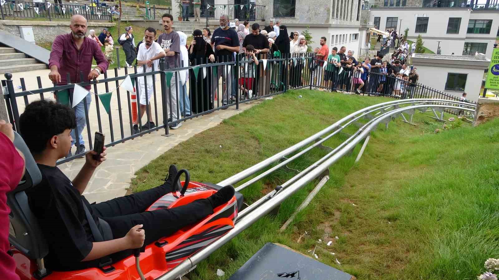 Trabzon&rsquo;da dağ kızağına turist akını: Metrelerce kuyruk oluşuyor