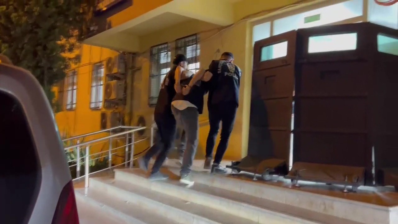 Bah&ccedil;elievler&rsquo;de camiyi temizleyen g&ouml;revliye saldıran şahıs yakalandı