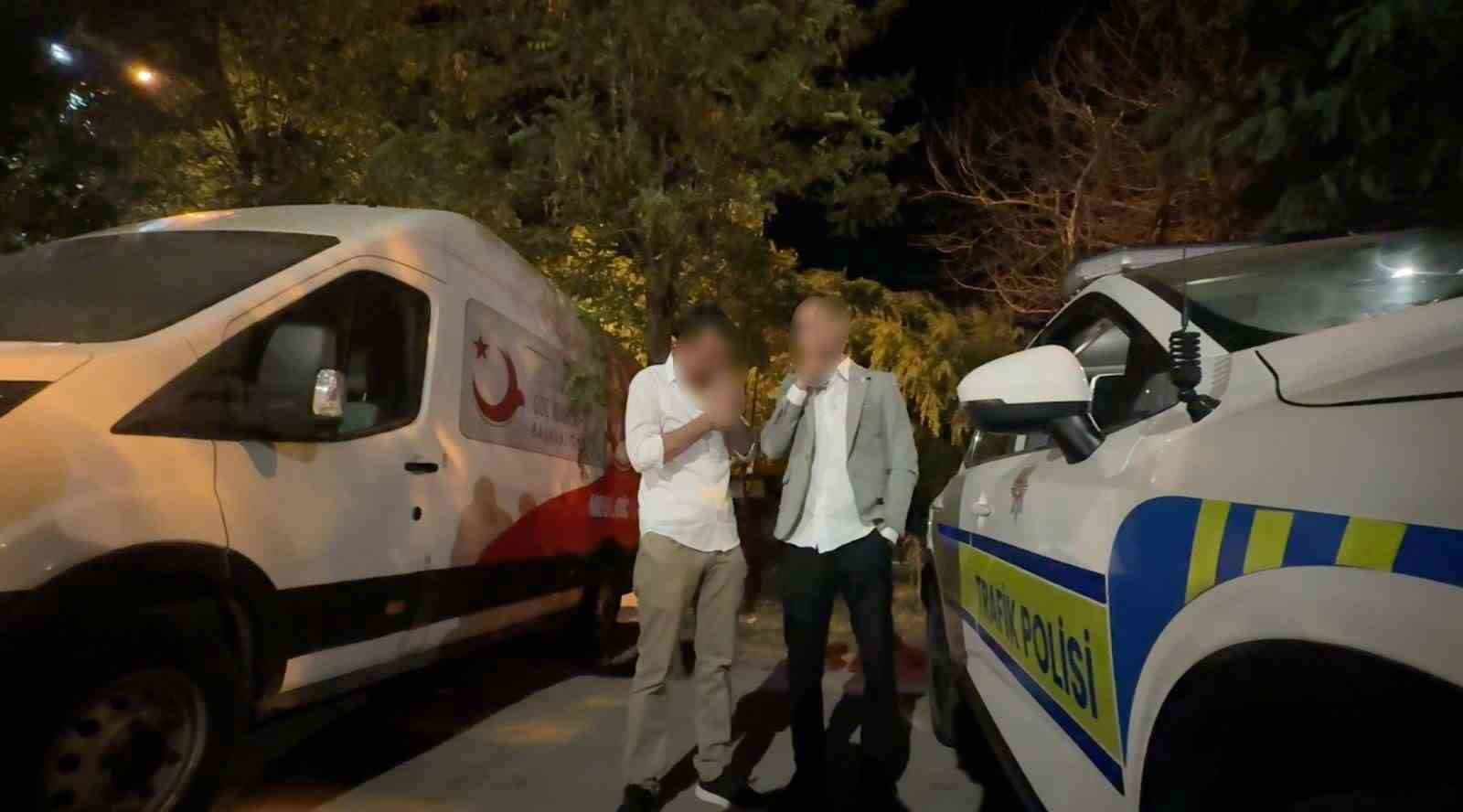 Alkoll&uuml; s&uuml;r&uuml;c&uuml;n&uuml;n aracını teslim almaya gelen yakını da alkoll&uuml; &ccedil;ıktı