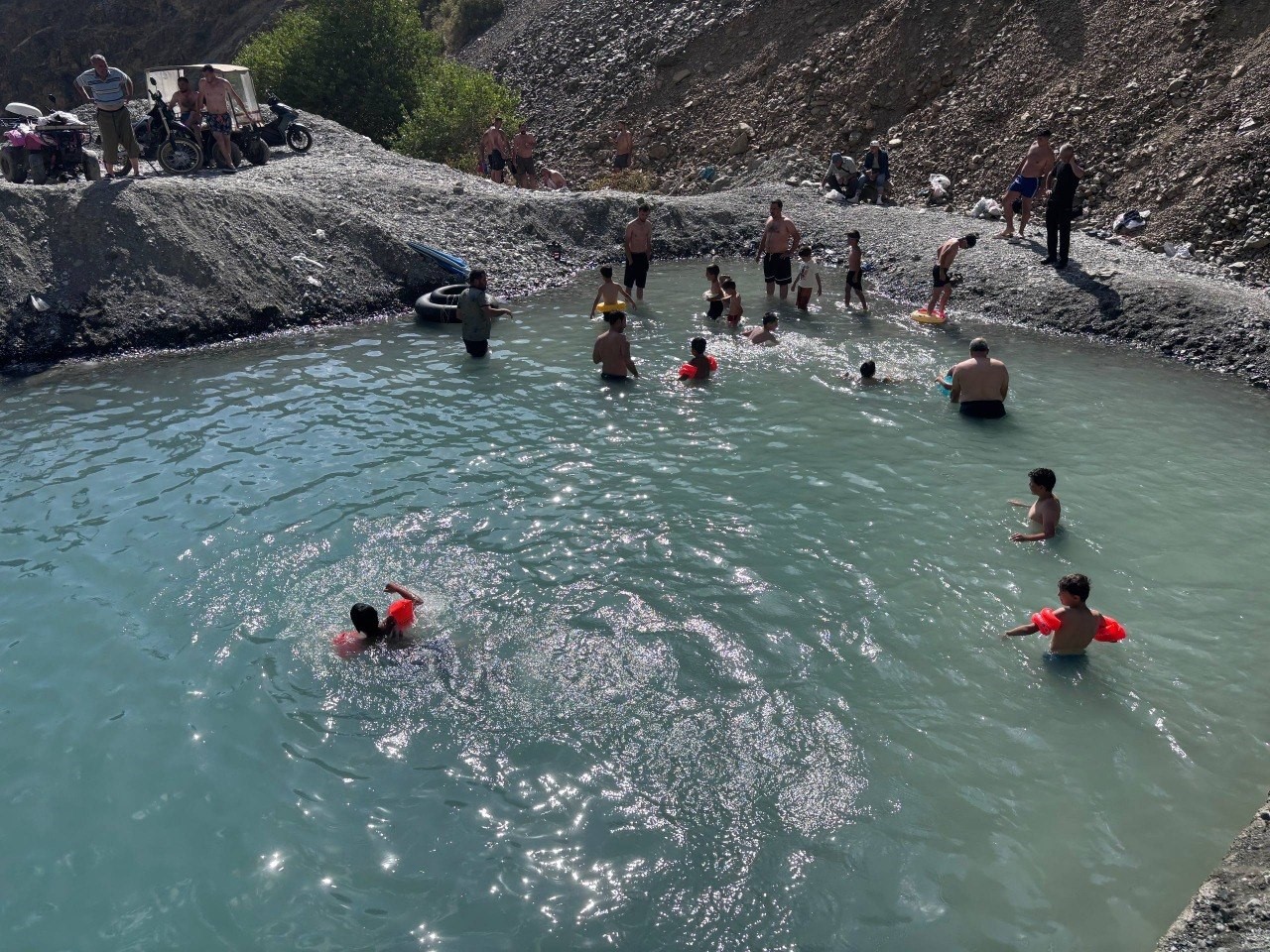 Erzincan&rsquo;da 40 derece sıcakta ilgin&ccedil; serinleme: Dereyi kesip havuz yaptılar
