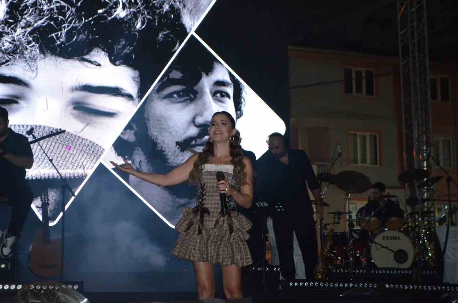 Merve &Ouml;zbey, Selendi&rsquo;yi şarkılarıyla coşturdu