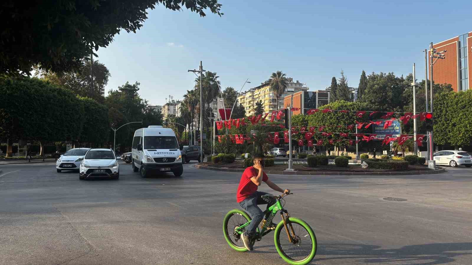 R&uuml;şvetten ceza alan Başkan Karalar&rsquo;a Adana halkından tepki: "R&uuml;şvet alan cezasını &ccedil;eker"