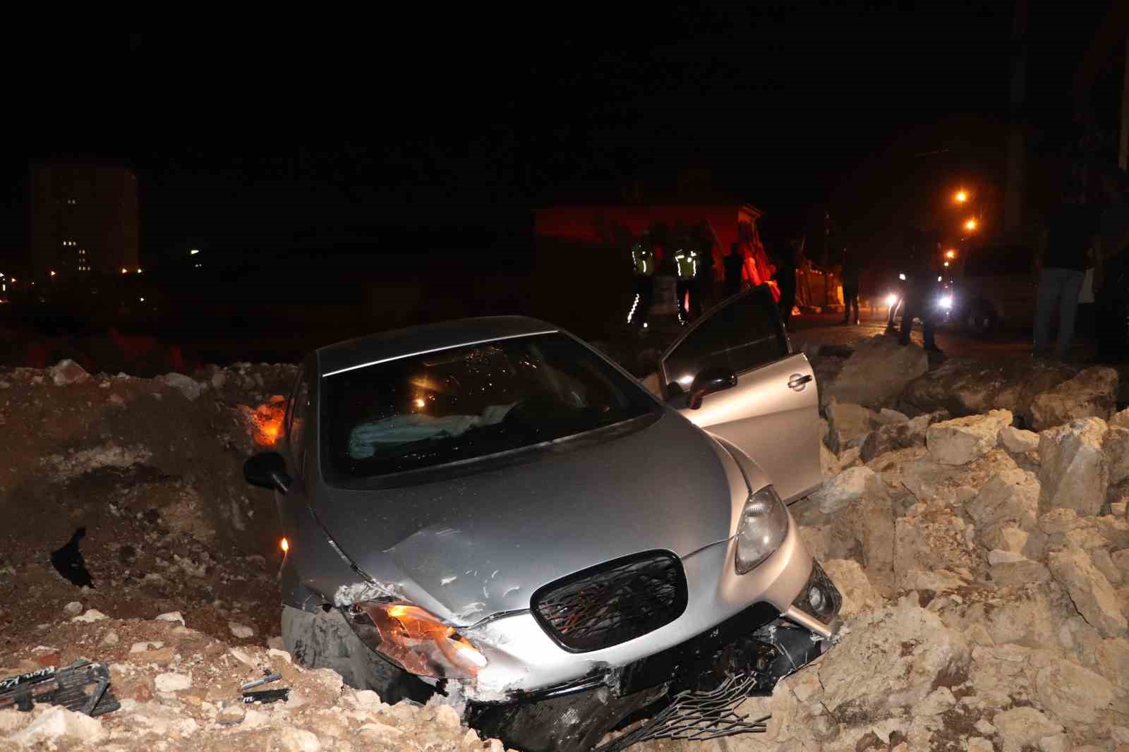Otomobil inşaatın kazı alanına u&ccedil;tu: 2 yaralı