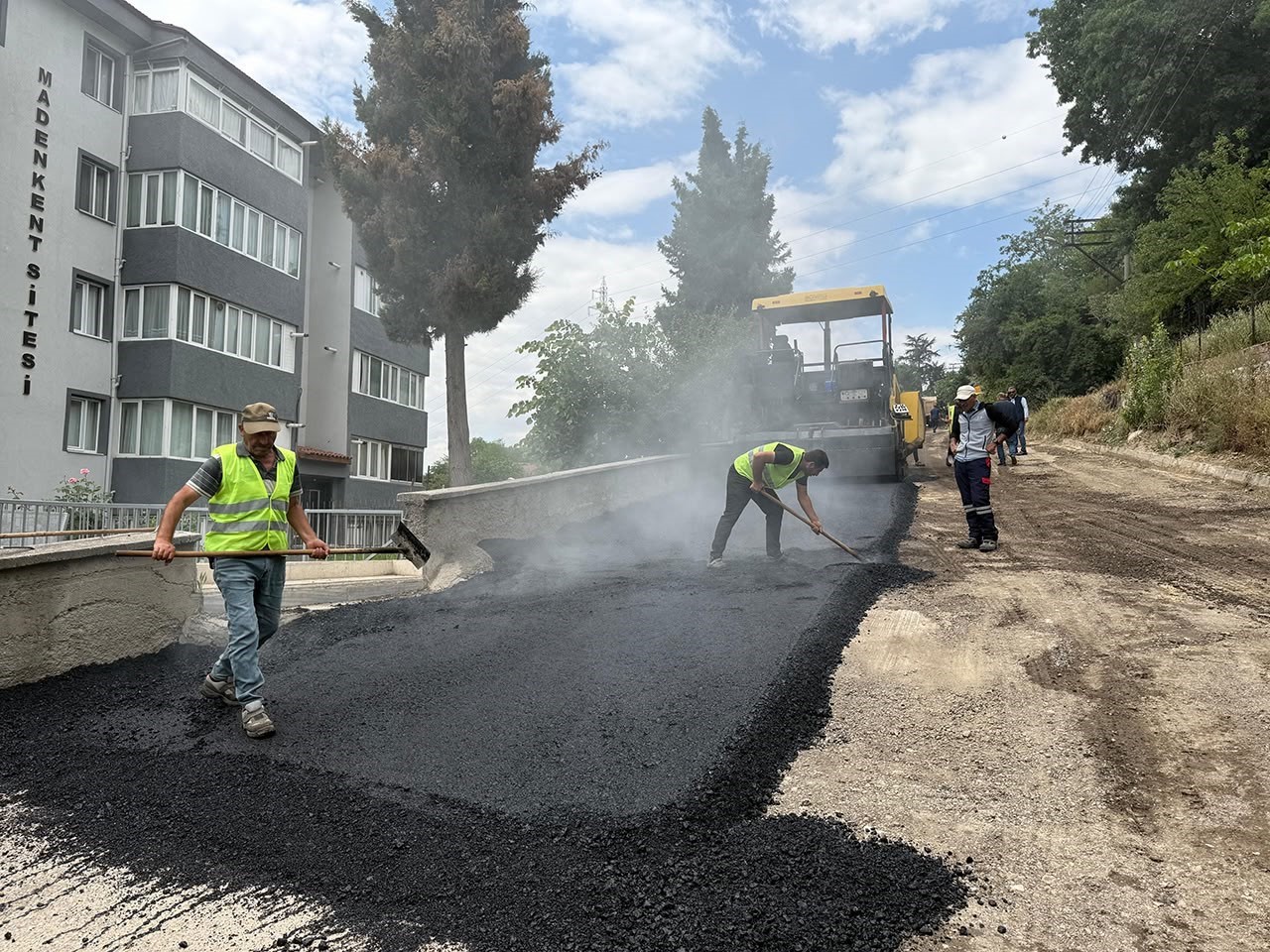 Karab&uuml;k Belediyesinden 2 yılda 145 bin ton sıcak asfalt