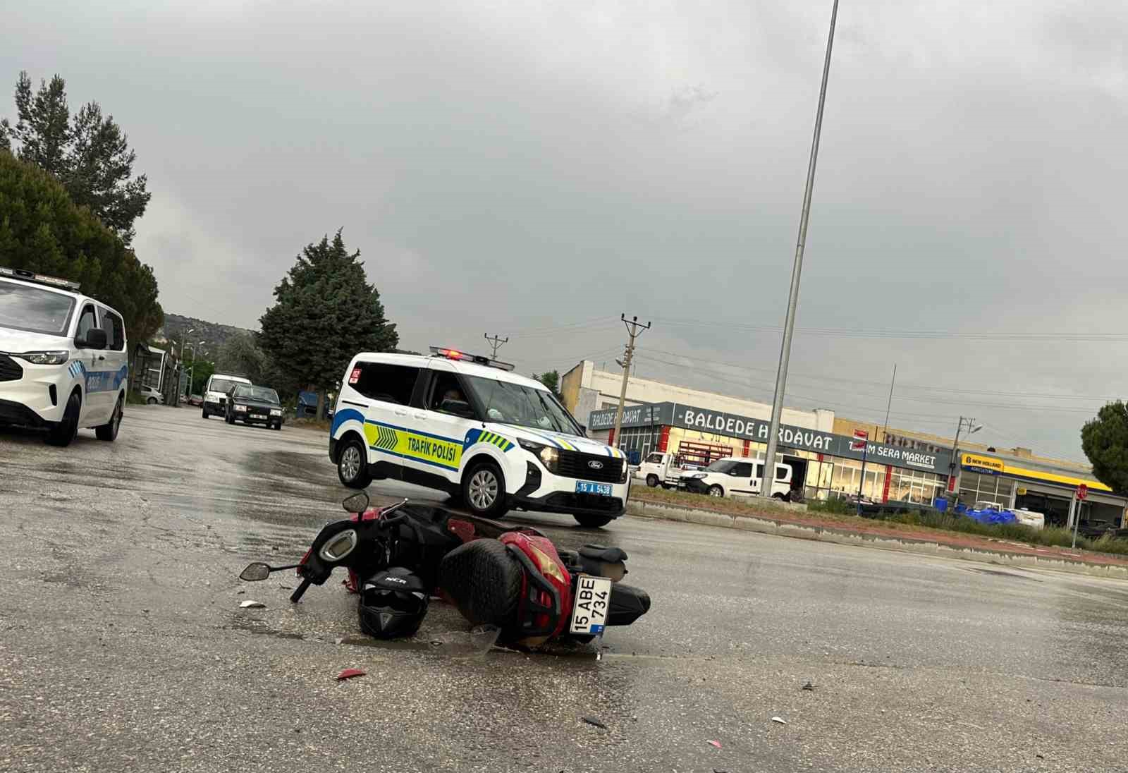 Burdur&rsquo;da motosiklet ile otomobil &ccedil;arpıştı: 1 yaralı