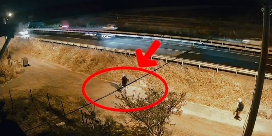 Motosikleti ak&uuml;s&uuml; y&uuml;z&uuml;nden bıraktı, hırsız fırsatı ka&ccedil;ırmadı