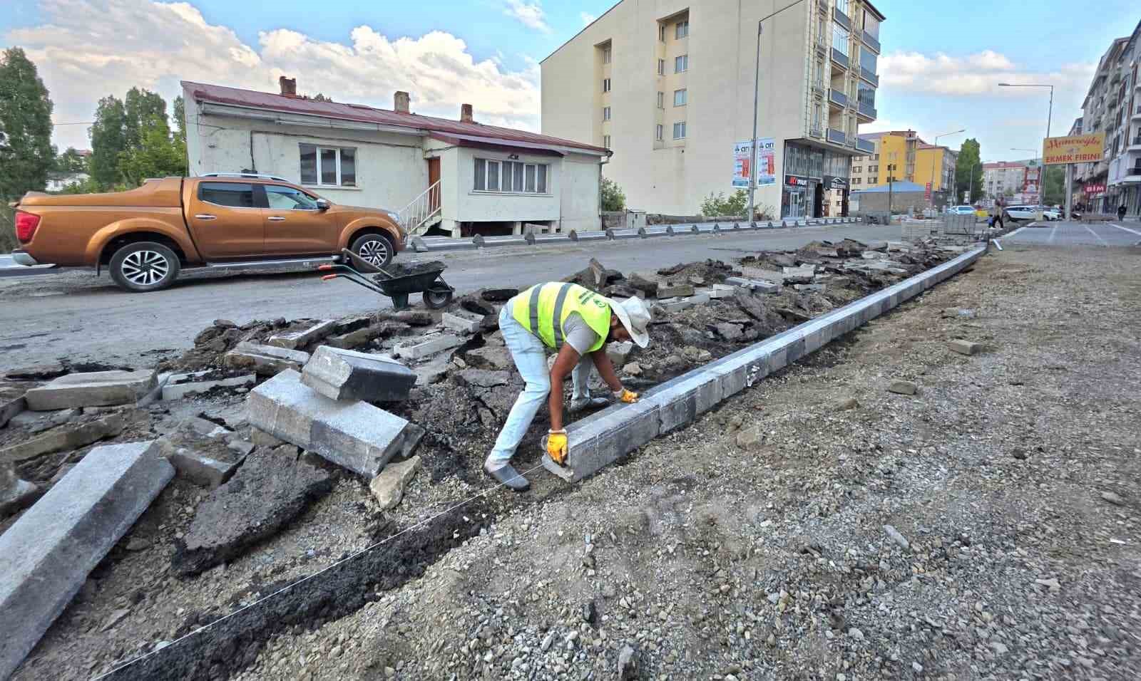 Ardahan Belediyenin kaldırım yenileme çalışmaları devam ediyor