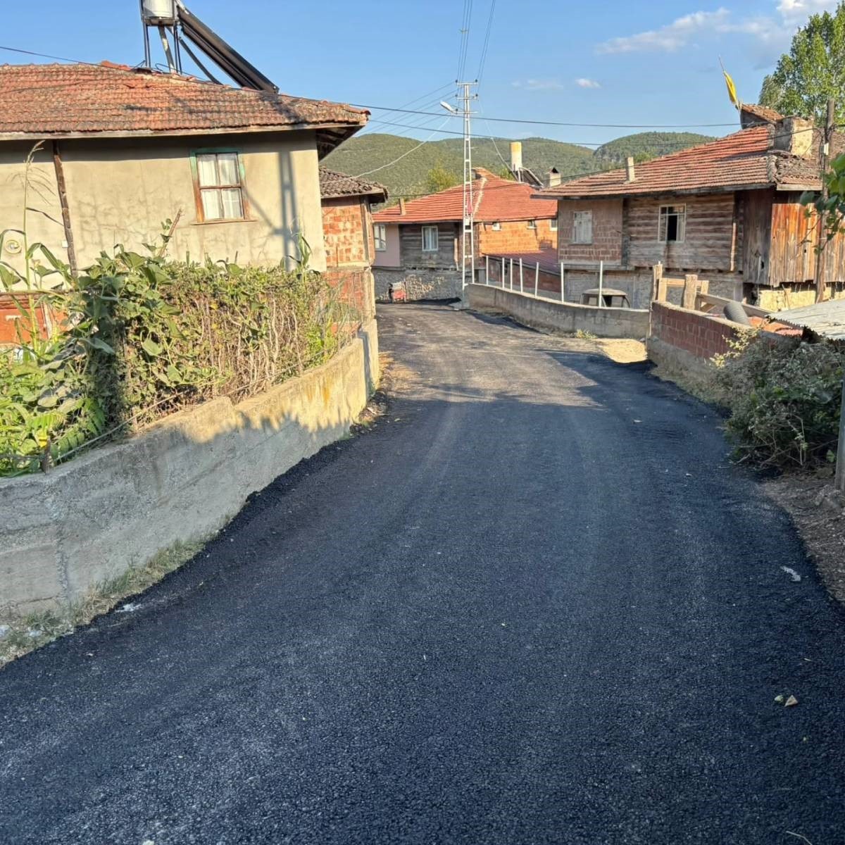 Sarayd&uuml;z&uuml;&rsquo;nde k&ouml;y yolları yenileniyor