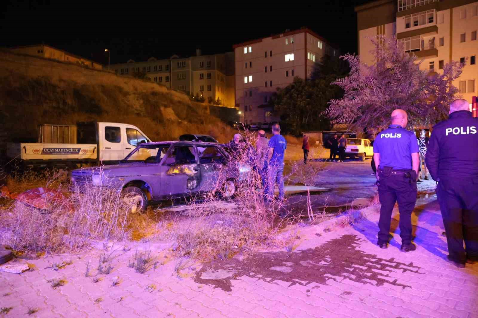 Nevşehir&rsquo;de park halindeki otomobil alevlere teslim oldu