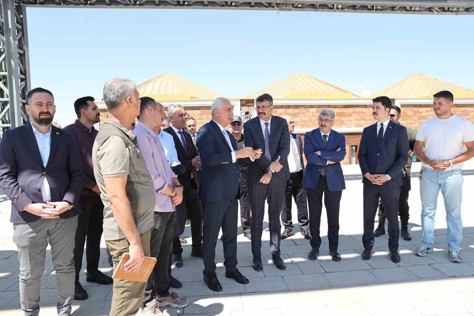Bakan Yardımcısı &Ccedil;elik, Malazgirt Zaferi etkinliklerinin yapılacağı alanı inceledi